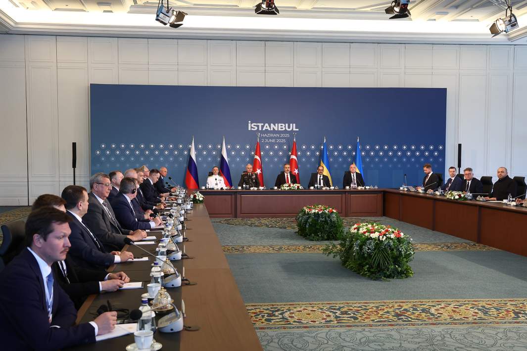 Прямые переговоры между делегациями России и Украины во дворце Чираган в Стамбуле. 2 июня 2025 года