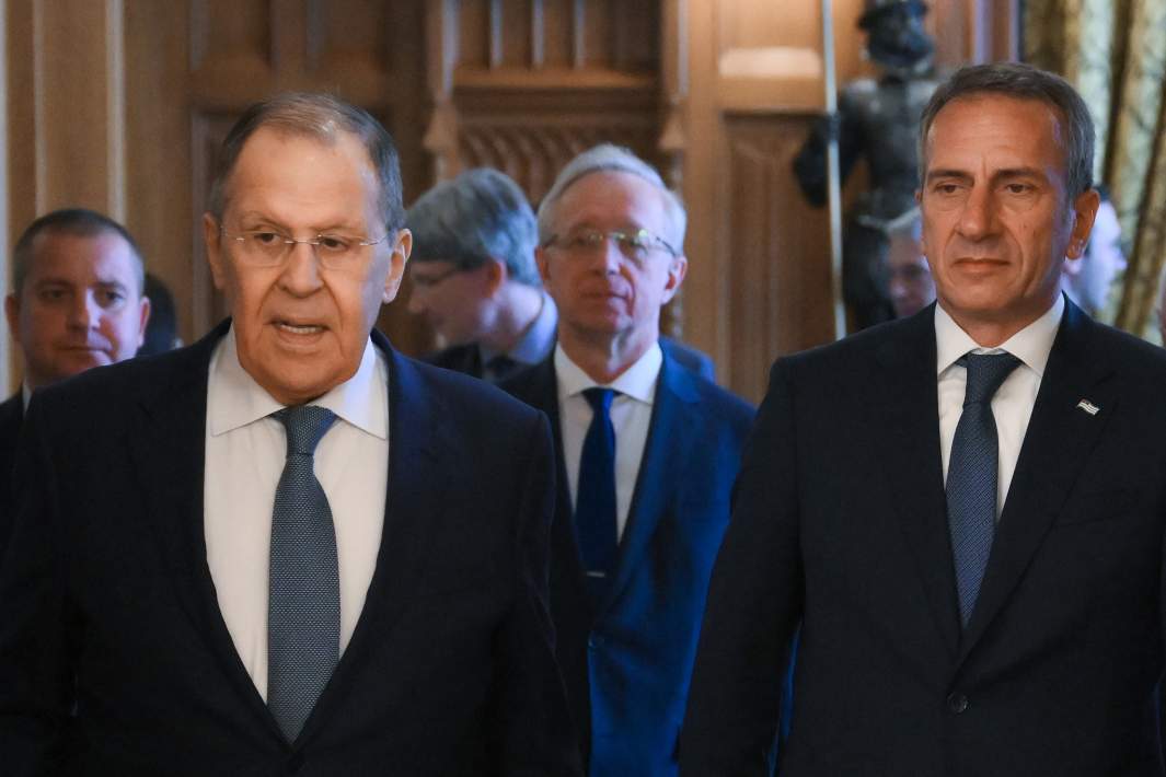 Слева направо: министр иностранных дел РФ Сергей Лавров и министр иностранных дел Абхазии Олег Барциц