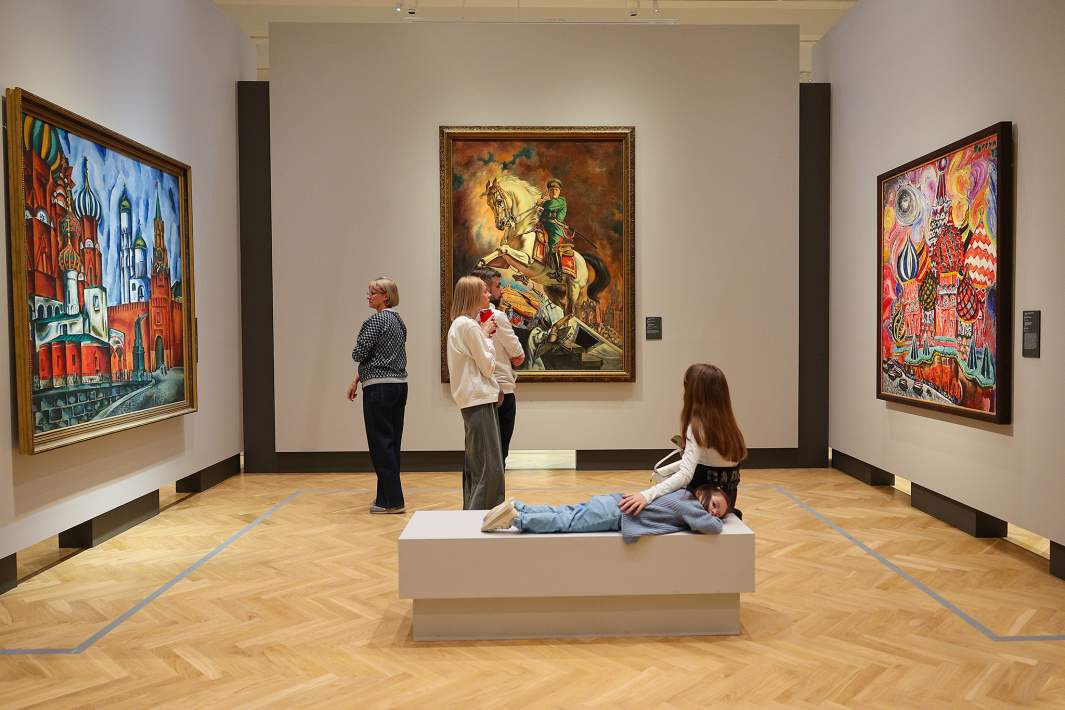 Посетители на выставке в филиале Третьяковской галереи в Калининграде