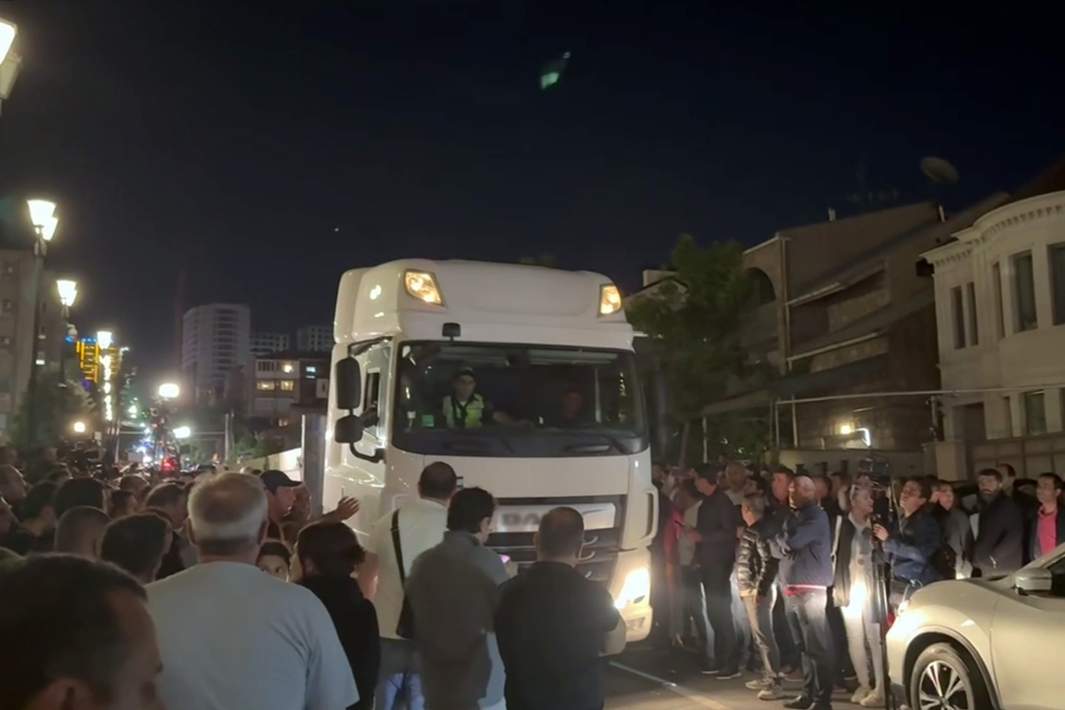 Фура и толпа