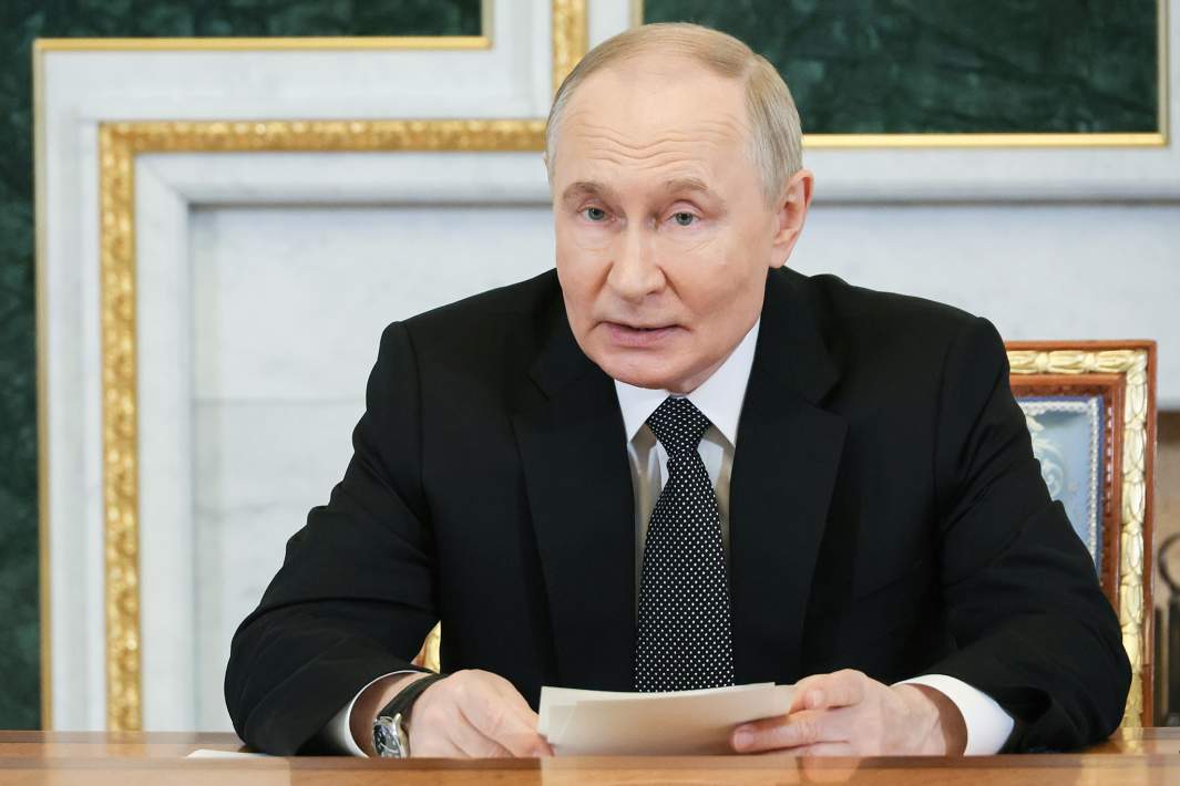 Президент РФ Владимир Путин проводит совещание по экономическим вопросам в Санкт-Петербурге в первый день работы ПМЭФ