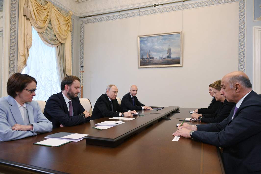 Президент РФ Владимир Путин и президент Нового банка развития Дилма Руссефф во время встречи на полях Петербургского международного экономического форума