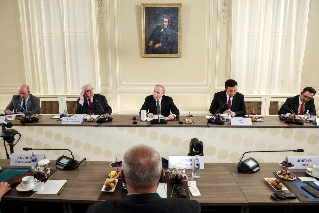 Президент РФ Владимир Путин на встрече с руководителями международных информационных агентств в Санкт-Петербурге