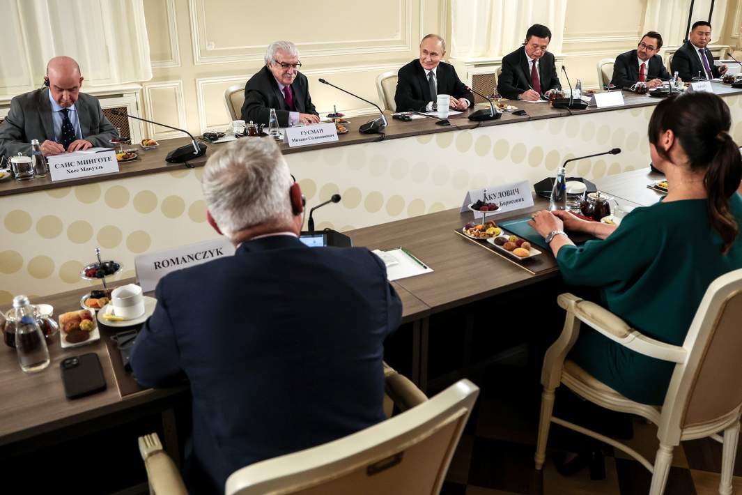 Президент РФ Владимир Путин на встрече с руководителями международных информационных агентств в Санкт-Петербурге