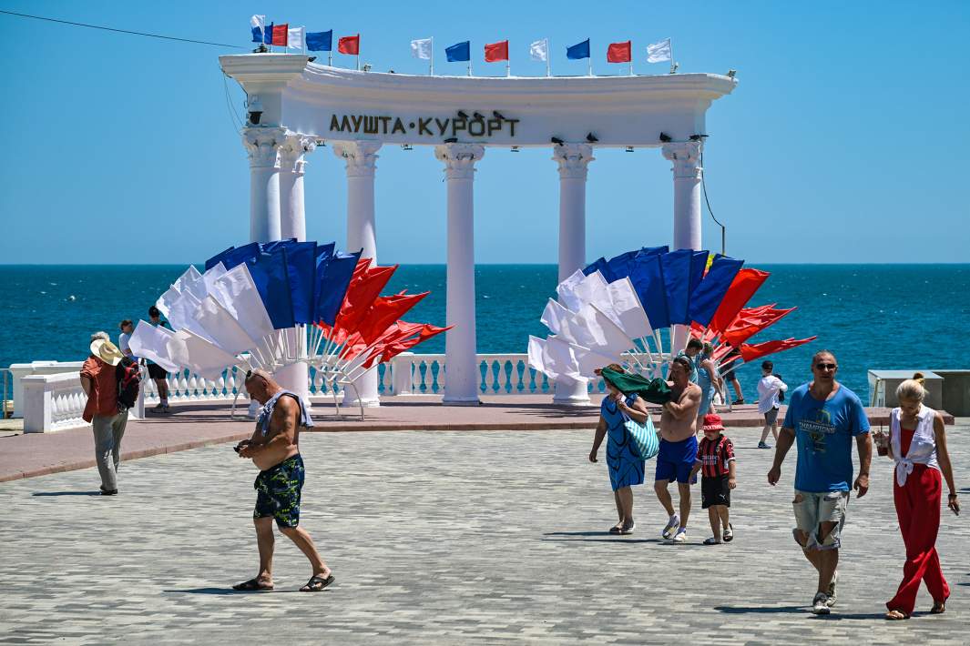 Горожане около ротонды на набережной в Алуште
