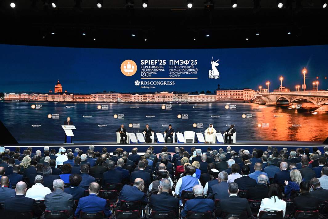Президент РФ Владимир Путин выступает на пленарном заседании XXVIII Петербургского международного экономического форума