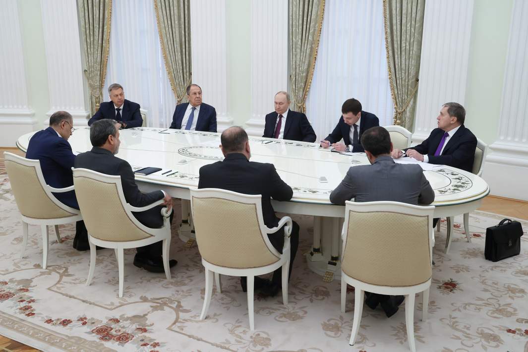 Президент РФ Владимир Путин и министр иностранных дел Ирана Аббас Аракчи во время встречи. Слева направо на втором плане: начальник Главного разведывательного управления Генерального штаба Вооруженных Сил РФ - заместитель начальника Генерального штаба Вооруженных Сил РФ Игорь Костюков и министр иностранных дел Сергей Лавров. Справа – помощник президента РФ Юрий Ушаков