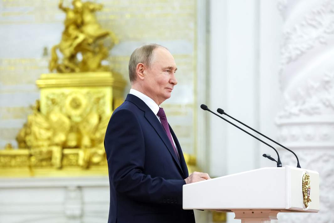 Президент РФ Владимир Путин на встрече с выпускниками вузов силовых и военных ведомств