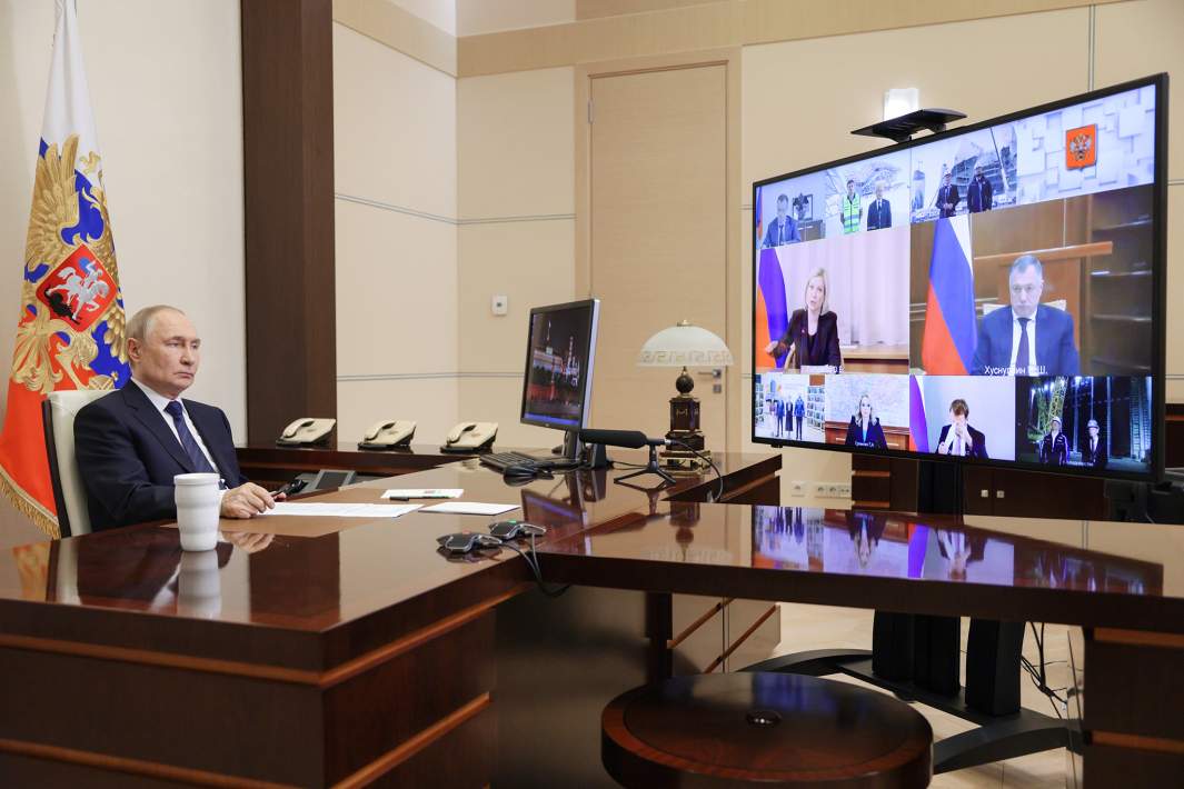 Президент РФ Владимир Путин в режиме видеоконференции проводит совещание о ходе создания культурно-образовательных и музейных комплексов. На экране в центре: министр культуры РФ Ольга Любимова и заместитель председателя правительства РФ Марат Хуснуллин