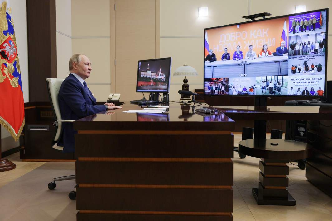 Президент РФ Владимир Путин в режиме видеоконференции принимает участие в открытии новых молодёжных центров в регионах