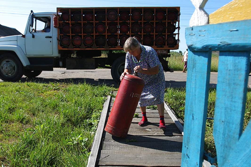 Во время доставки газовых баллонов в поселке