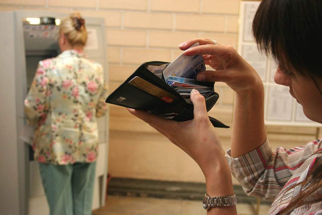 Женщины у банкомата