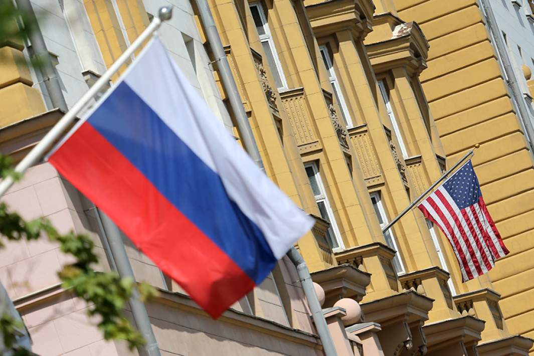 Российский флаг и американский флаг у здания посольства США в России