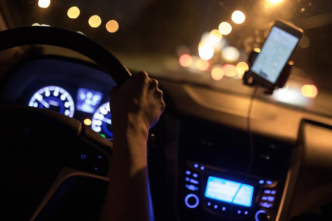 Девушка ведет автомобиль