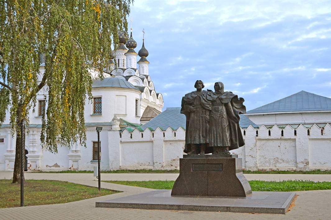 Памятник святым благоверным князю Петру и княгини Февронии Муромским, покровителям семьи и брака на территории Свято-Троицкого женского монастыря в Муроме