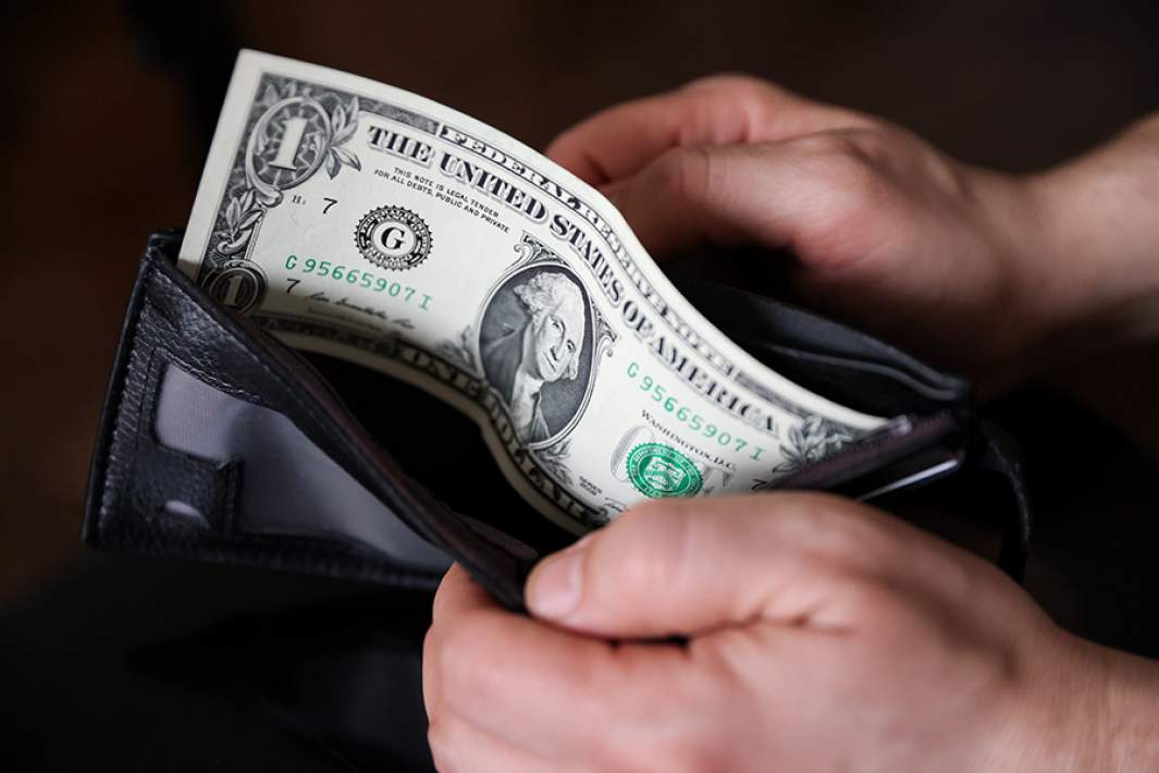 Купюра номиналом в 1 американский доллар