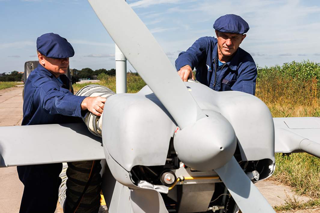 Персонал во время предполётной подготовки разведывательно-ударного БПЛА «Форпост» 