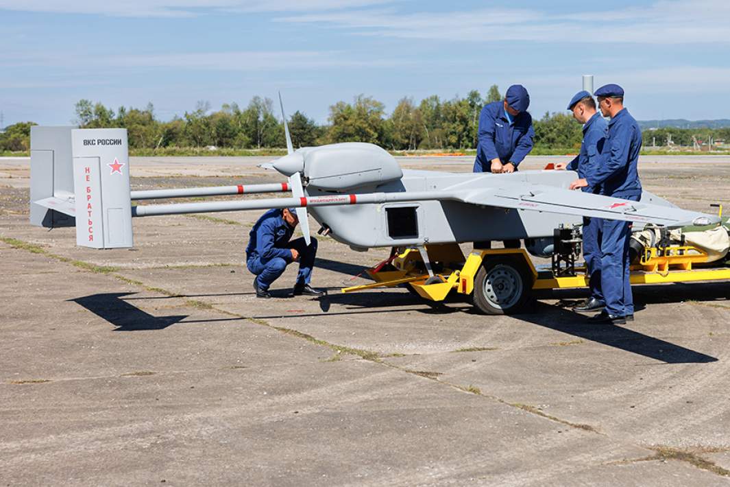 Персонал во время предполетной подготовки разведывательно-ударного БПЛА «Форпост»