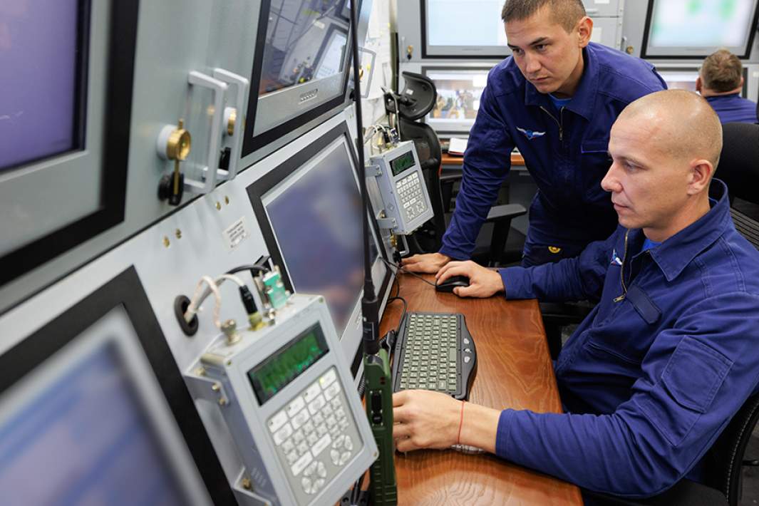 Персонал во время предполетной подготовки разведывательно-ударного БПЛА «Форпост»