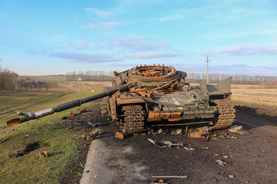 Уничтоженный танк ВСУ на дороге в Курской области. 24 марта 2025 года