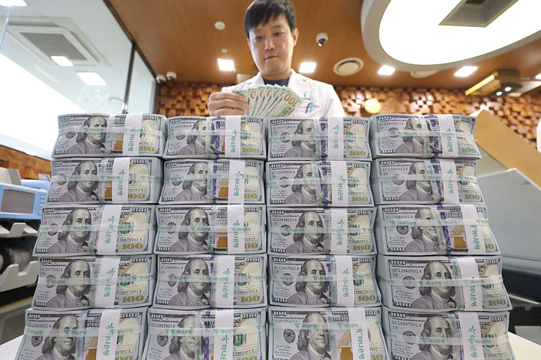 Пачки долларов