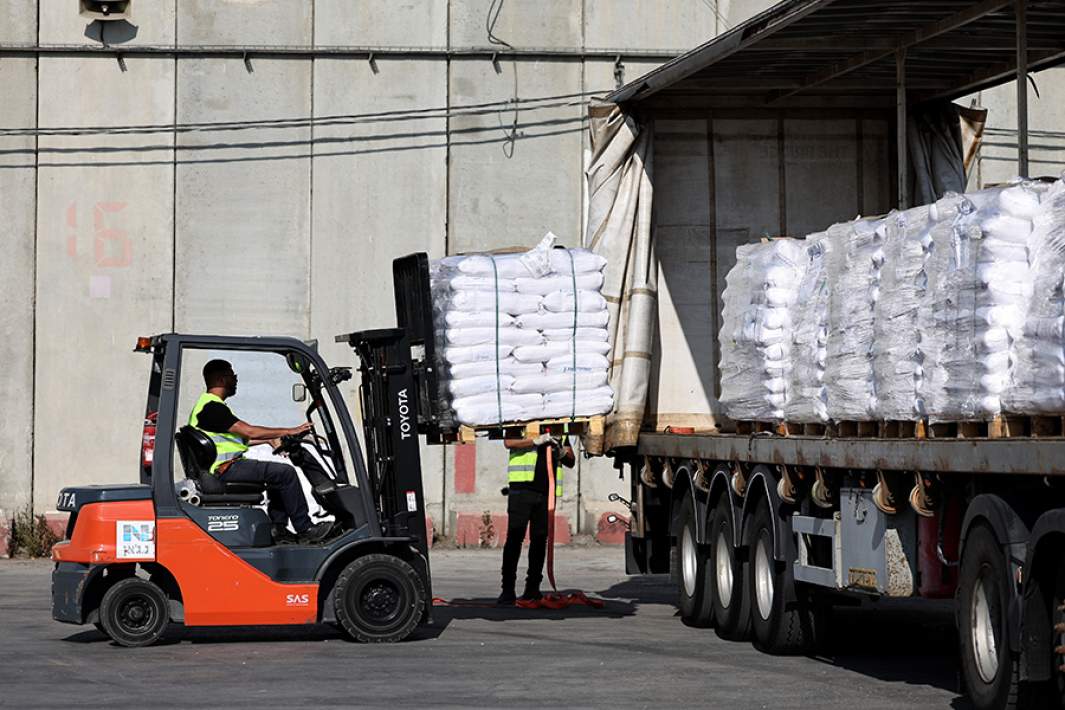 Грузовики с гуманитарной помощью на границе сектора Газы