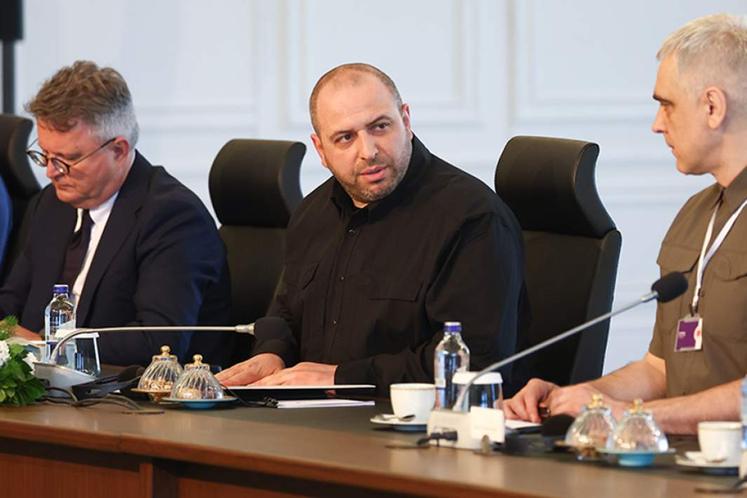 Министр обороны Украины Рустем Умеров во время российско-украинских переговоров во дворце Чираган в Стамбуле