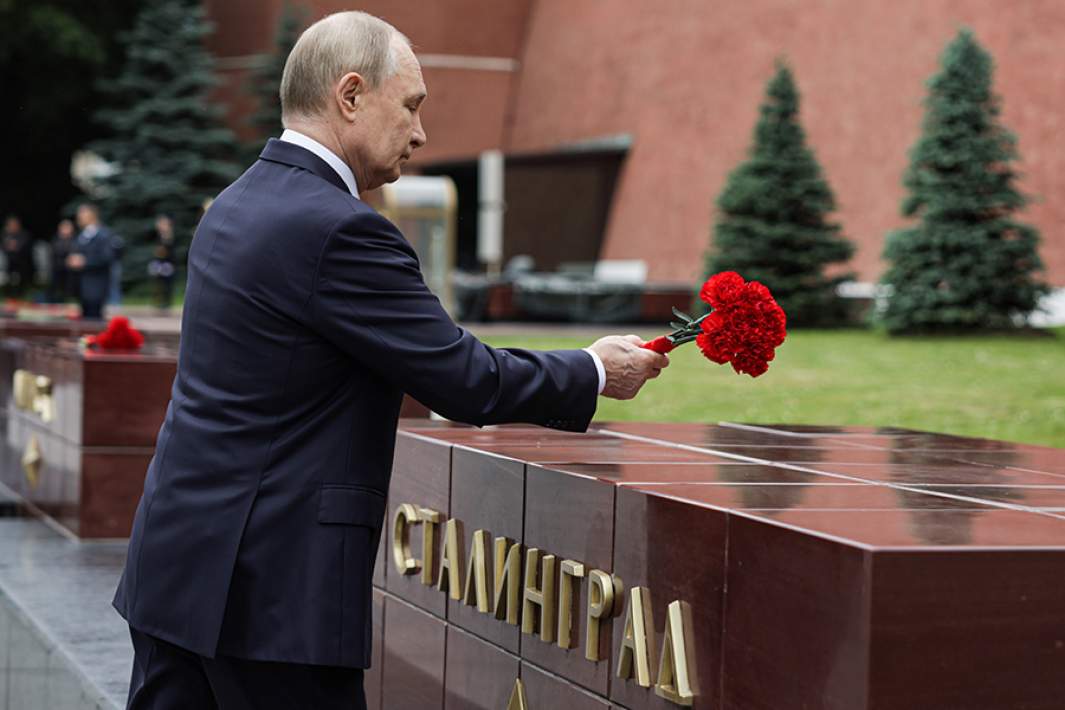 Владимир Путин возлагает цветы