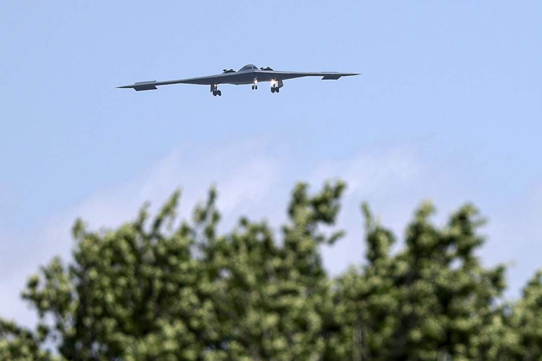 Бомбардировщик ВВС США B-2 Spirit возвращается на авиабазу Уайтмен в штате Миссури после нанесения ударов по Ирану