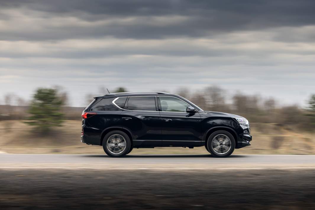 Размери на KGM Rexton: 4850×1960×1825 мм, междуосие - 2865 мм. Заявен просвет - 203 мм