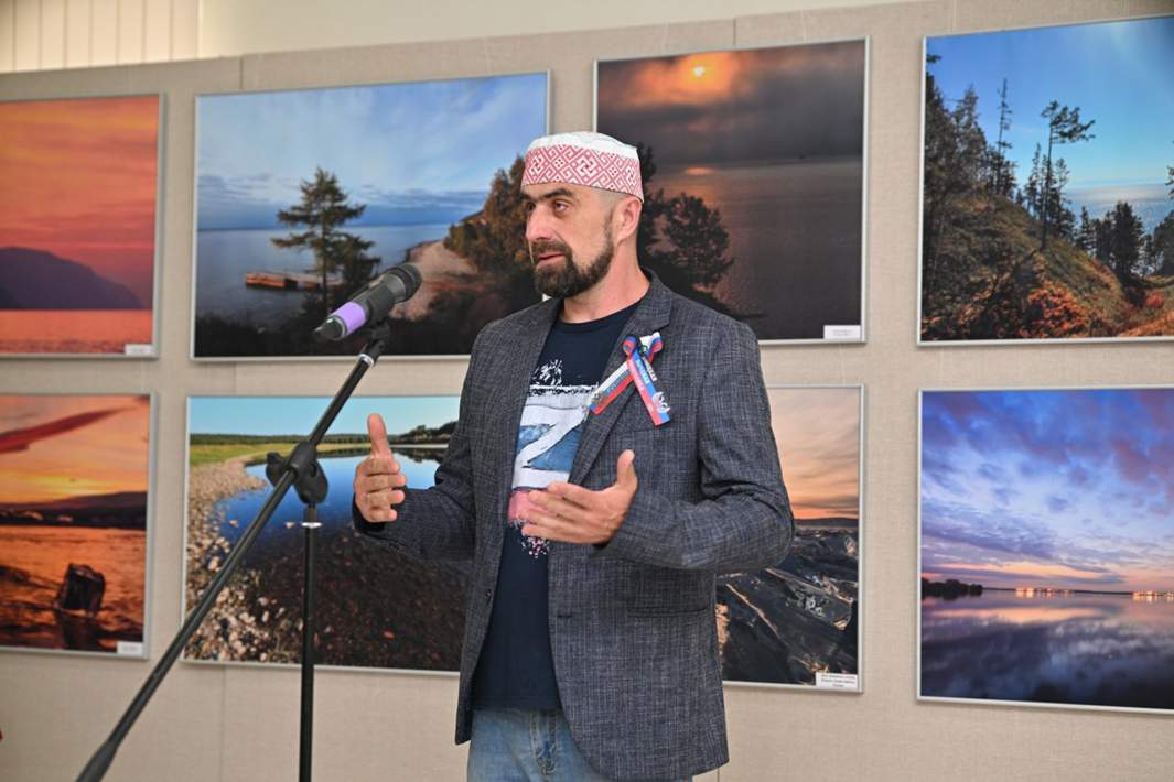 Артем Поваров во время открытия выставки своих работ в Волгодонском эколого-историческом музее