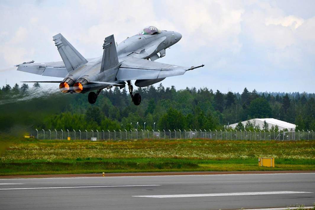 Финский истребитель F/A-18 взлетает с авиабазы Купио
