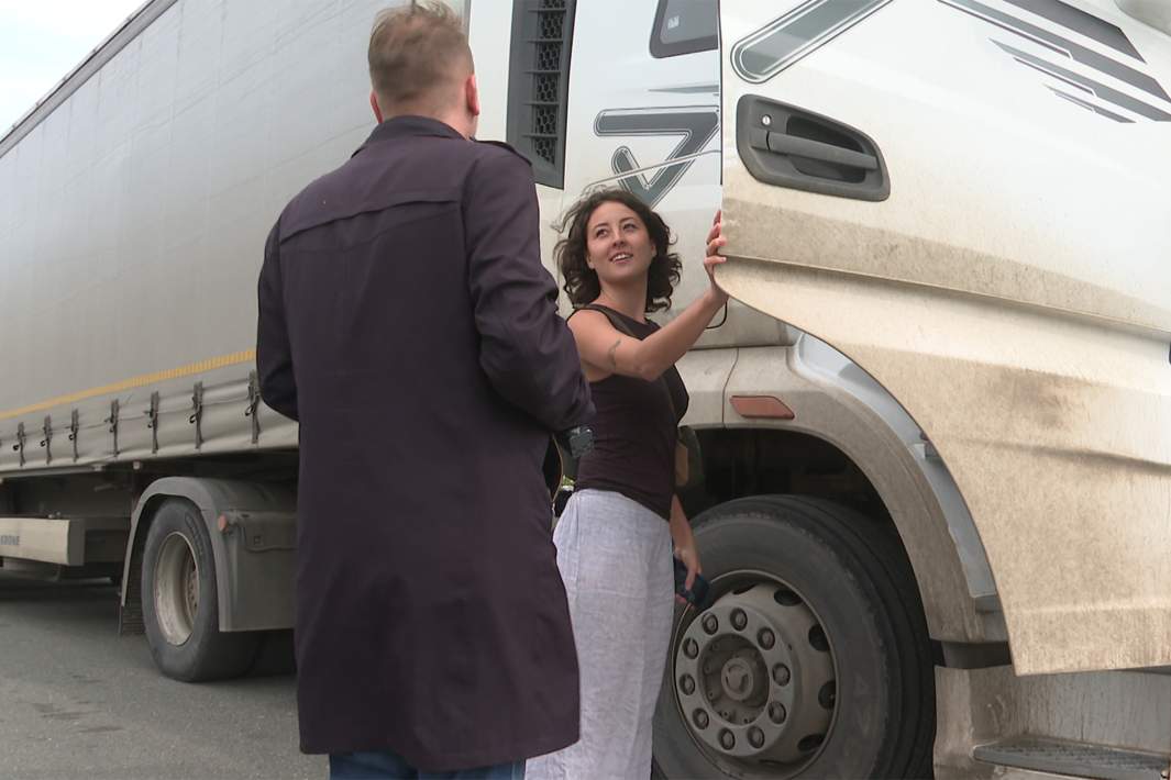 Кортни Аллан из Канады дает интервью 