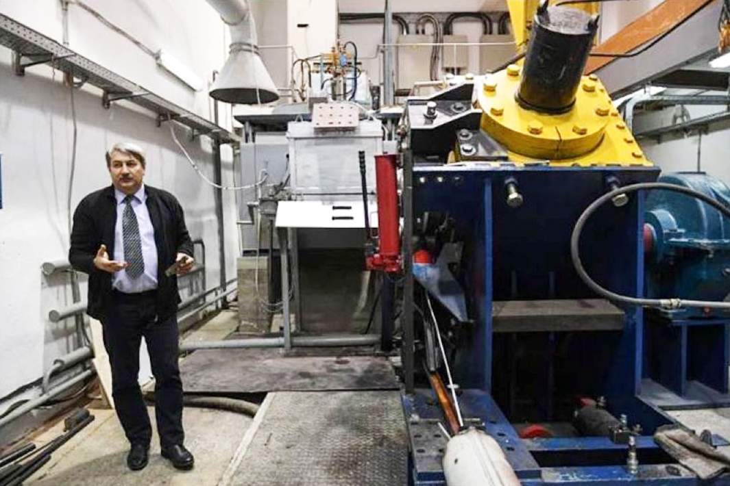 Руководитель проекта Сергей Сидельников рядом с установкой