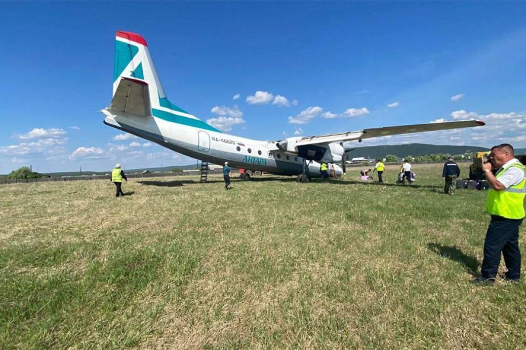 Самолет Ан-24 авиакомпании «Ангара», потерпевший жесткую посадку в аэропорту Керенска. 26 мая 2025 года
