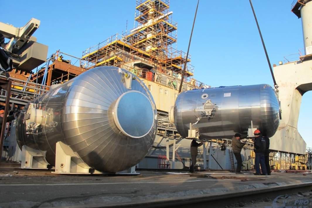 Установка жилых барокамер ГВК-450 на судне «Игорь Белоусов». Ноябрь 2013 года