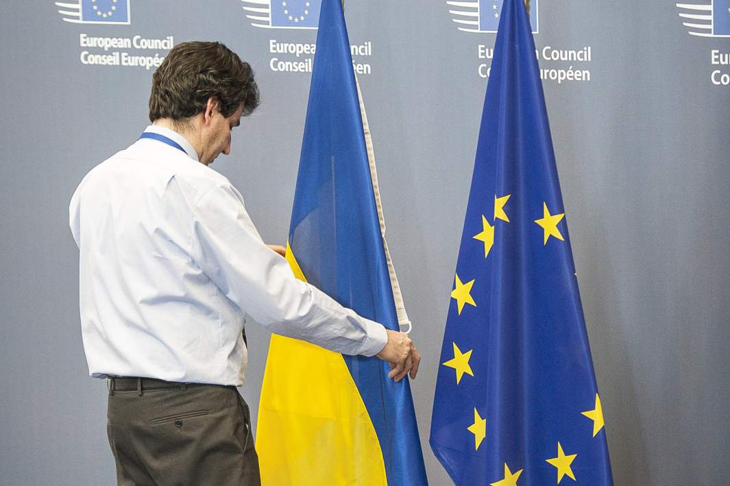 Флаги ЕС и Украины