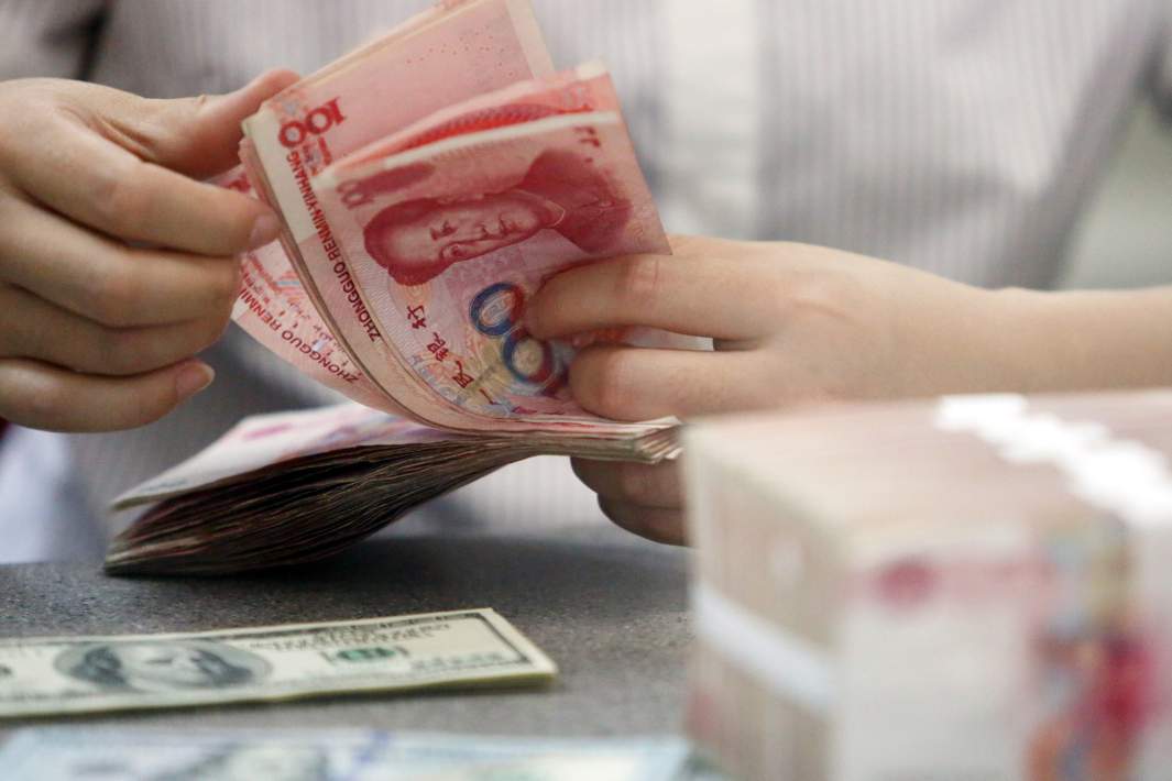 Банкноты юани и доллары