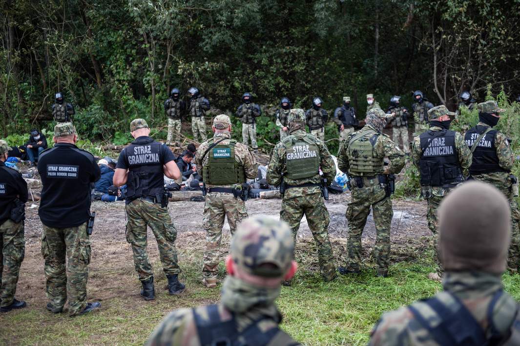 Польские пограничники окружили мигрантов 