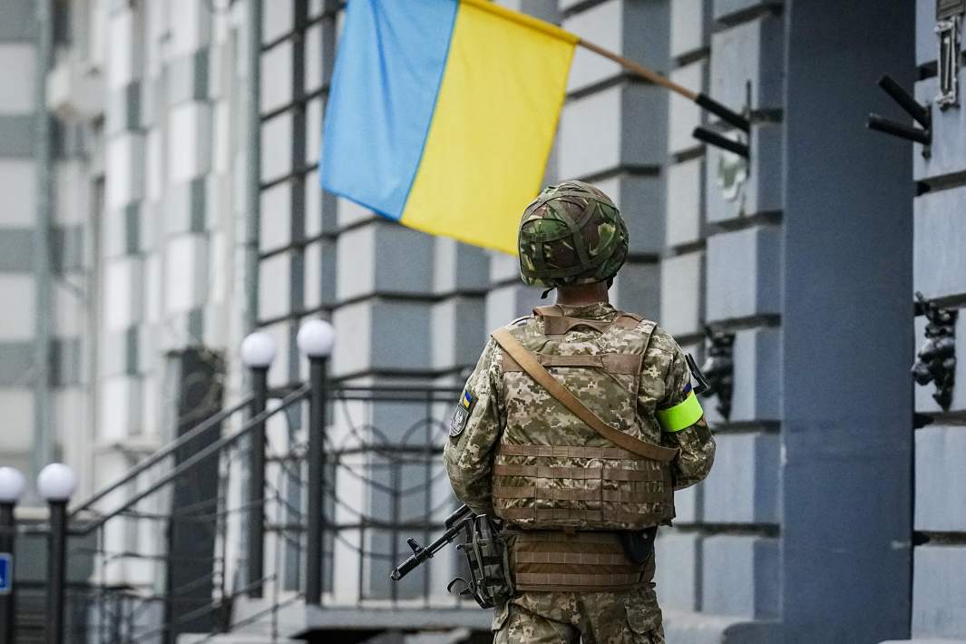 Солдат ВСУ с оружием 