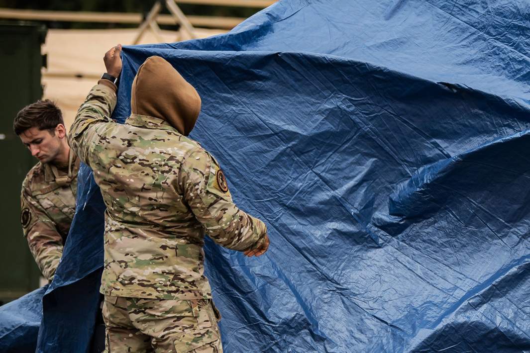 Солдаты армии США распаковывают оружие 