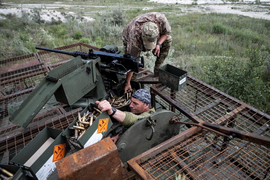 Военнослужащие Вооруженных сил Украины заряжают боеприпасы для пулемета
