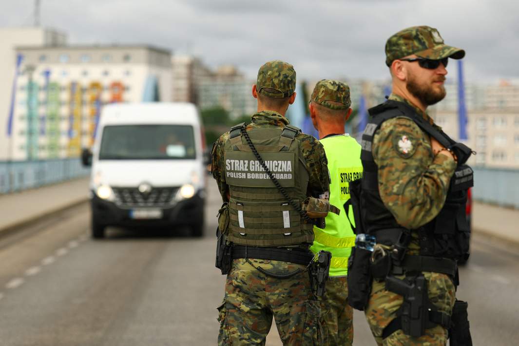 Польские пограничники стоят на польско-германской границе