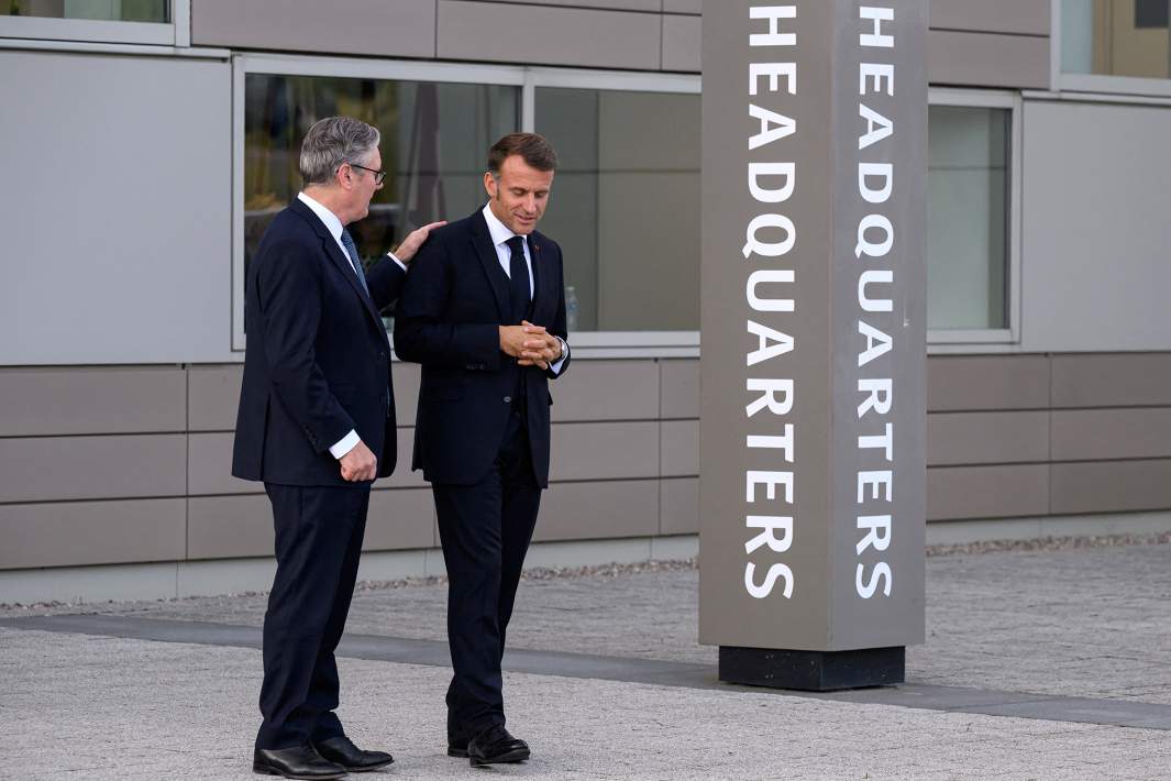Премьер-министр Великобритании Кир Стармер и президент Франции Эммануэль Макрон во время встречи в Лондоне