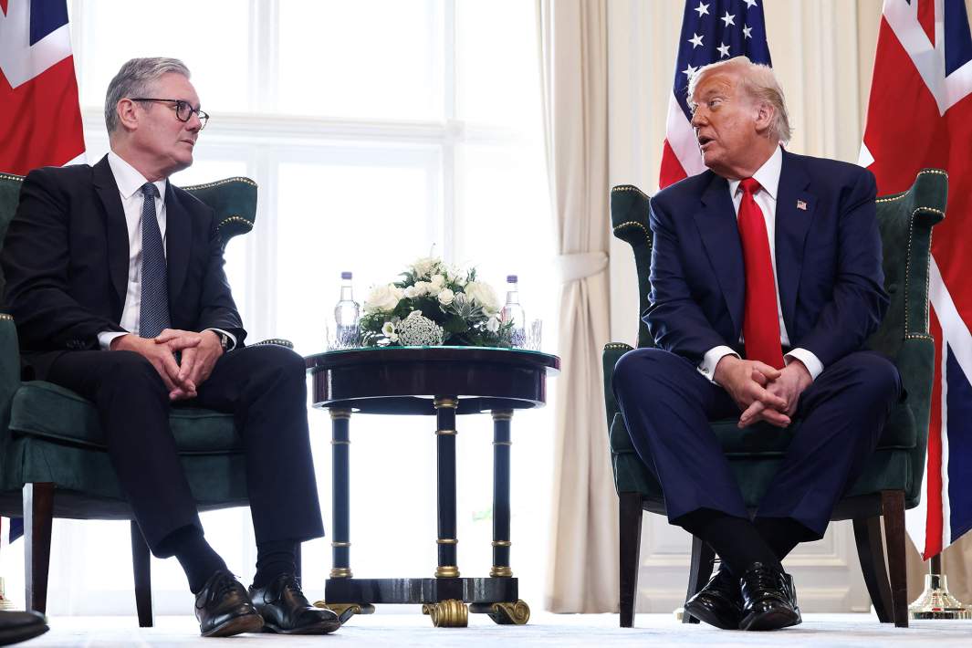 Президент США Дональд Трамп и премьер-министр Великобритании Кир Стармер провели двустороннюю встречу на поле для гольфа Trump Turnberry в Тернберри, Шотландия, Великобритания.