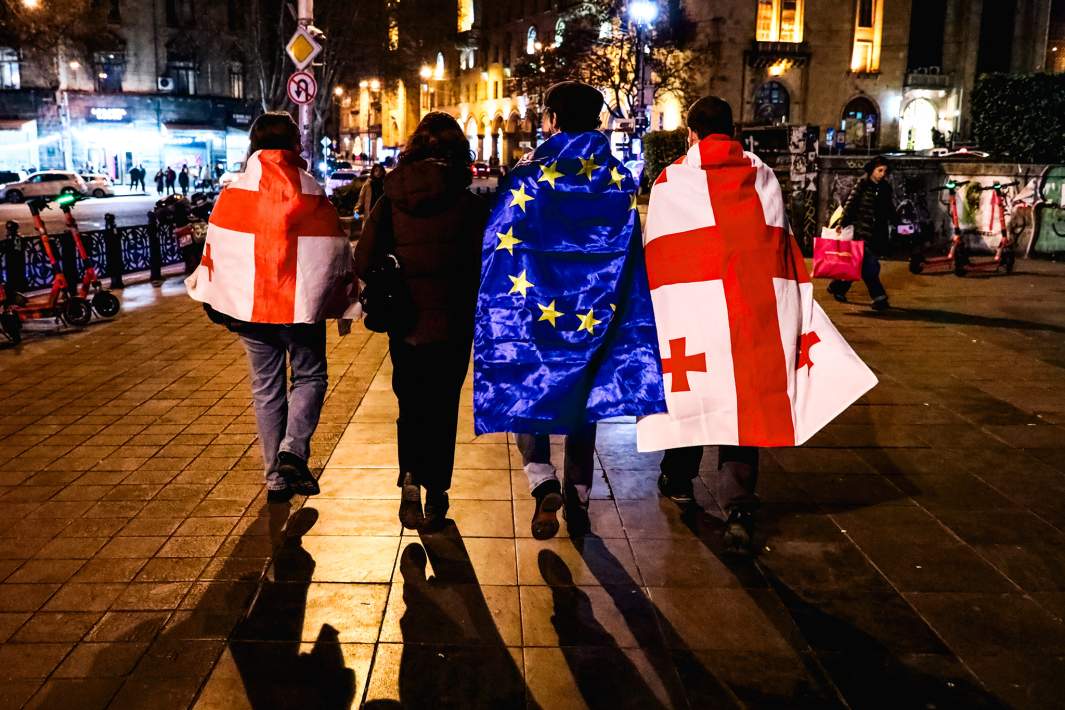 люди гуляют с флагами Грузии и Евросоюза