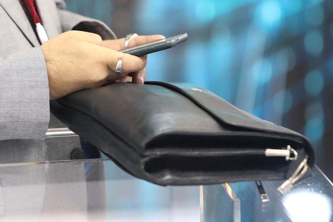 Бизнесмен с телефоном в руке 