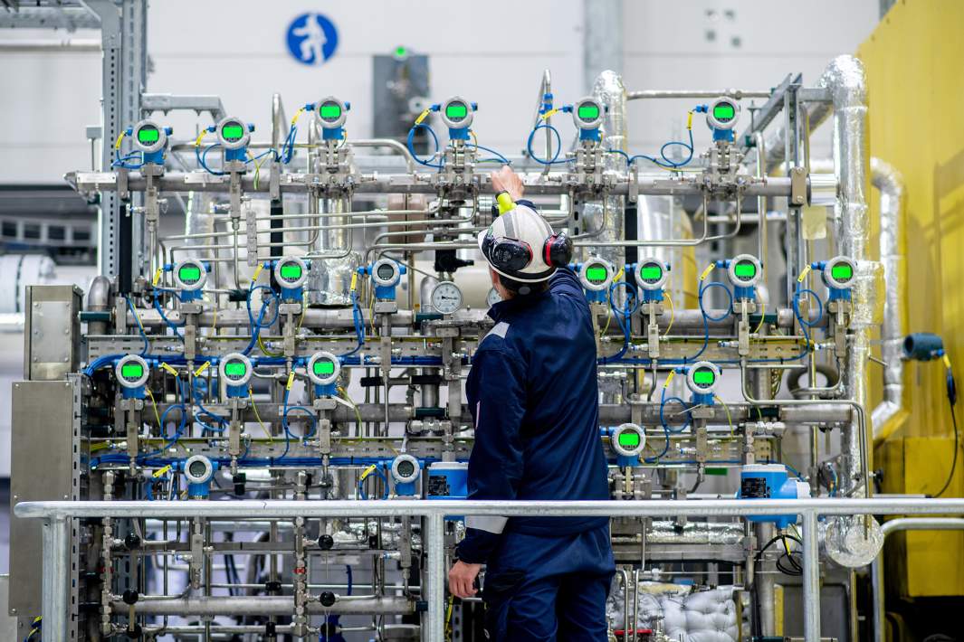 Сотрудник на территории газового хранилища 