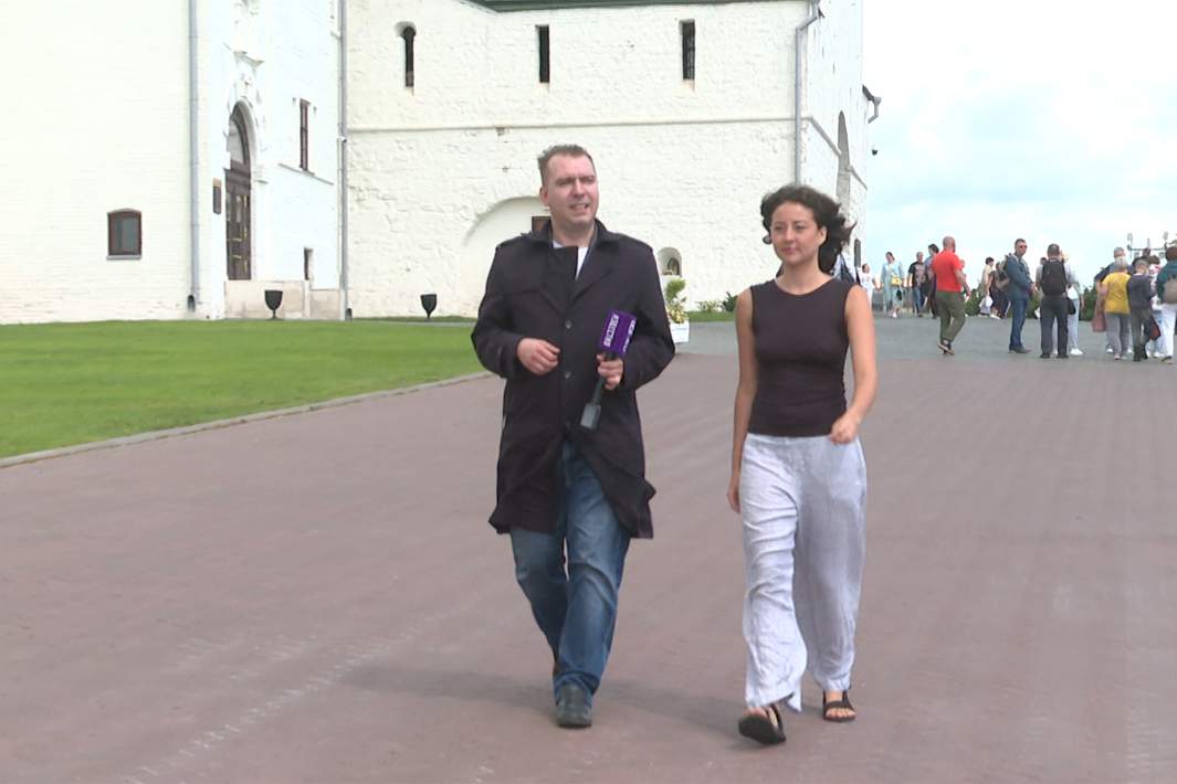 Кортни Аллан из Канады дает интервью 