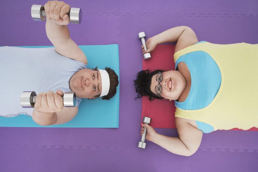 Полные люди занимаются спортом 